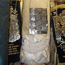 Baron Hirsch Congregation high holiday Torah cover (Memphis, TN)